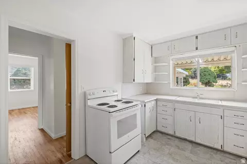 Kitchen - 3139 S Crestview Cir W, Bountiful, UT 84010 photo 2 of 3