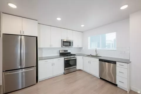 Kitchen - 84 E Hamblin Ln, Clearfield, UT 84015 photo 2 of 3