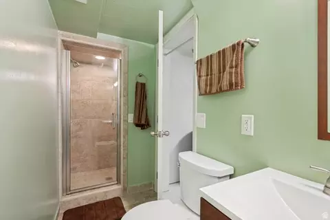 Bath - 8384 S 1370 E, Sandy, UT 84093 photo 4 of 4