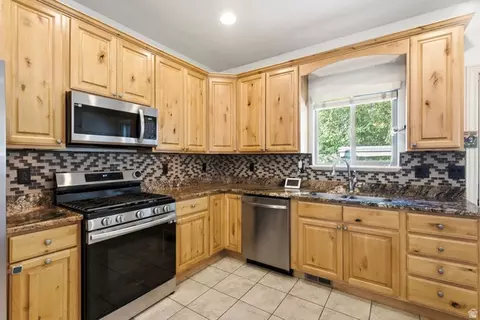 Kitchen - 7772 S Rustic Cv, Midvale, UT 84121 photo 2 of 3