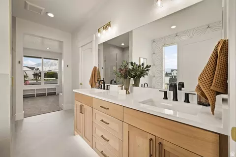 Bath - 342 E Holdaway Ln N, Vineyard, UT 84059 photo 3 of 9
