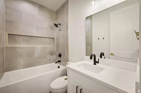 Bath - 342 E Holdaway Ln N, Vineyard, UT 84059 photo 7 of 9