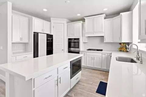 Kitchen - 558 N Hampton Ln, Lindon, UT 84042 photo 3 of 5