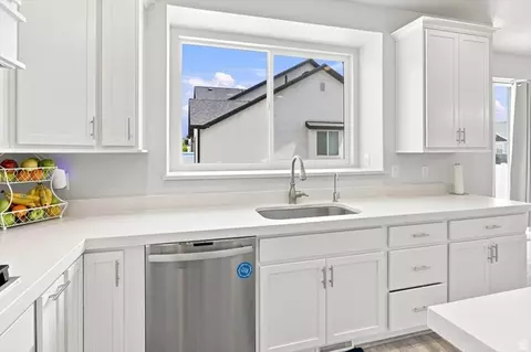 Kitchen - 558 N Hampton Ln, Lindon, UT 84042 photo 4 of 5