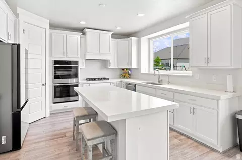 Kitchen - 558 N Hampton Ln, Lindon, UT 84042 photo 1 of 5