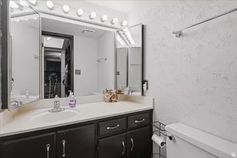 Bath - 202 W Garden Park, Orem, UT 84057 photo 1 of 2
