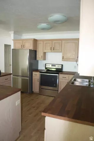 Kitchen - 270 E Center St, Bountiful, UT 84010 photo 4 of 8