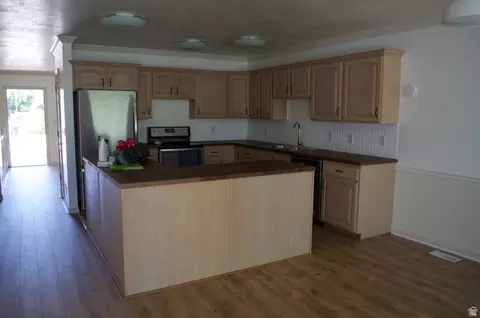 Kitchen - 270 E Center St, Bountiful, UT 84010 photo 6 of 8