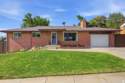 Exterior - 923 E 350 N, Bountiful, UT 84010 photo 3 of 9