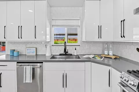 Kitchen - 923 E 350 N, Bountiful, UT 84010 photo 4 of 6