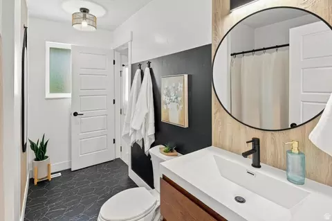 Bath - 923 E 350 N, Bountiful, UT 84010 photo 4 of 6