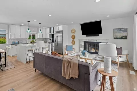 Living - 923 E 350 N, Bountiful, UT 84010 photo 3 of 6