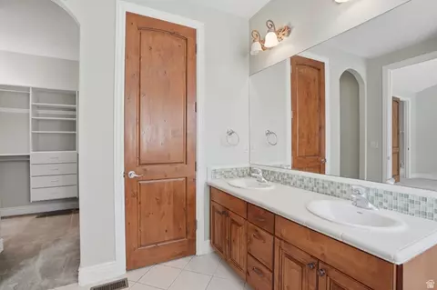 Bath - 1832 E Peyton Ct, Holladay, UT 84117 photo 2 of 4