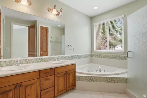 Bath - 1832 E Peyton Ct, Holladay, UT 84117 photo 3 of 4