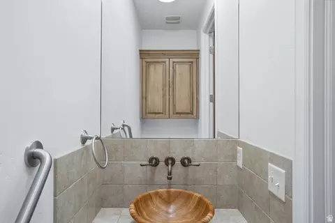 Bath - 1832 E Peyton Ct, Holladay, UT 84117 photo 1 of 4