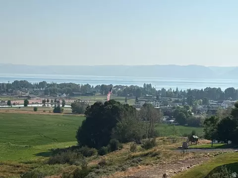 495 W Buttercup Ln, Garden City, UT 84028
