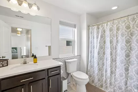 Bath - 4389 E Inverness Ln, Eagle Mountain, UT 84005 photo 3 of 4
