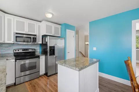Kitchen - 322 E Annalyn Dr, Sandy, UT 84070 photo 4 of 5