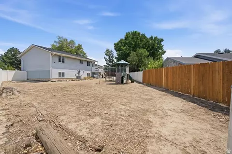 Exterior - 322 E Annalyn Dr, Sandy, UT 84070 photo 2 of 8