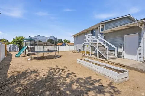 Exterior - 322 E Annalyn Dr, Sandy, UT 84070 photo 7 of 8