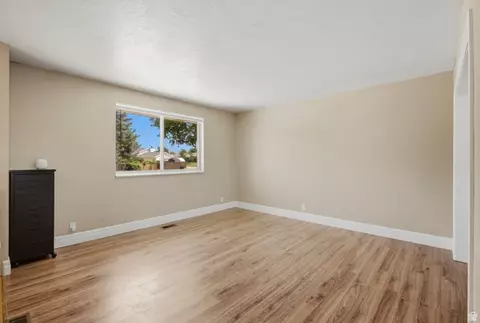 Living - 322 E Annalyn Dr, Sandy, UT 84070 photo 4 of 7