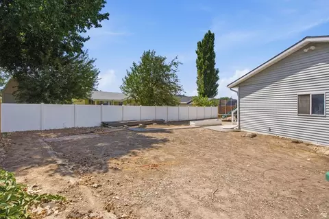 Exterior - 322 E Annalyn Dr, Sandy, UT 84070 photo 5 of 8