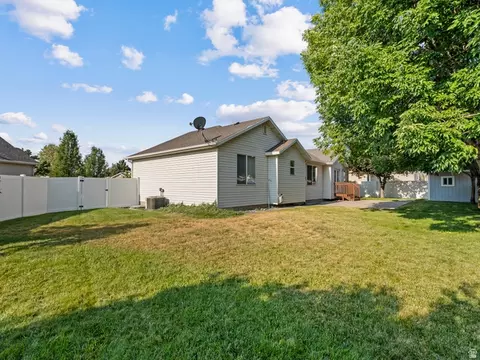 Exterior - 821 E 2050 S, Clearfield, UT 84015 photo 3 of 4