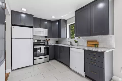 Kitchen - 8143 S Bryce Dr E, Sandy, UT 84070 photo 2 of 3
