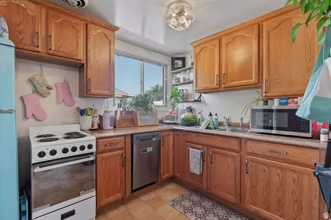Kitchen - 845 S Birch St, Clearfield, UT 84015 photo 3 of 5