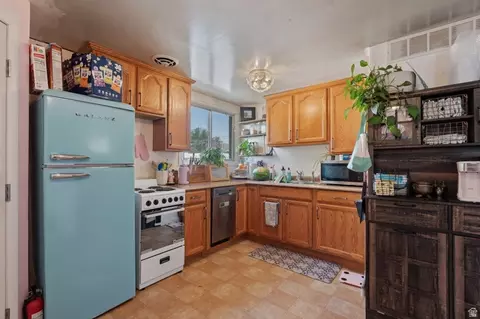 Kitchen - 845 S Birch St, Clearfield, UT 84015 photo 2 of 5
