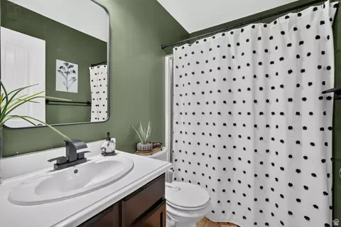 Bath - 1462 E Tuscan Oak Way, Sandy, UT 84092 photo 4 of 5