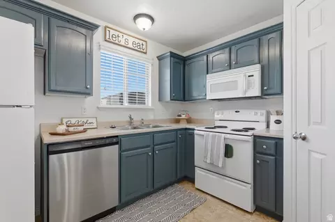 Kitchen - 1832 W Wembly Park S, Springville, UT 84663 photo 2 of 3