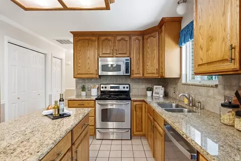 Kitchen - 1852 E Wild Willow Ln, Sandy, UT 84093 photo 3 of 5