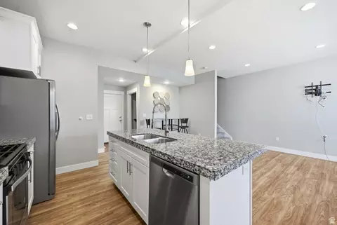 Kitchen - 9283 S Bennington Ct, Sandy, UT 84094 photo 5 of 5