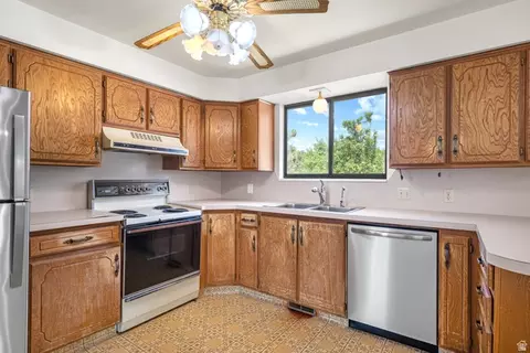 Kitchen - 1064 W 180 N, Orem, UT 84057 photo 2 of 3