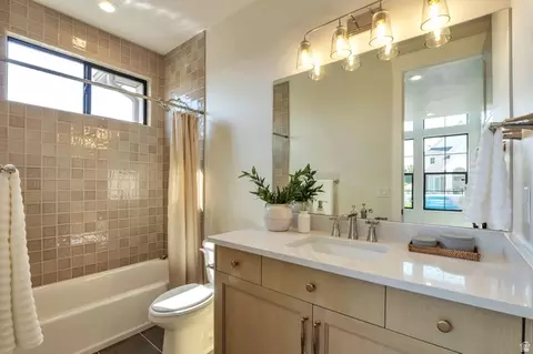 Bath - 286 W Summerhill Ln, Centerville, UT 84014 photo 1 of 6