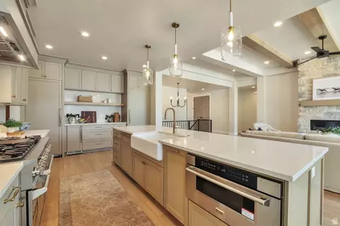 Kitchen - 286 W Summerhill Ln, Centerville, UT 84014 photo 4 of 5