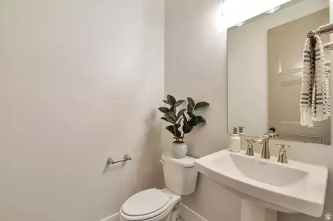 Bath - 286 W Summerhill Ln, Centerville, UT 84014 photo 6 of 6