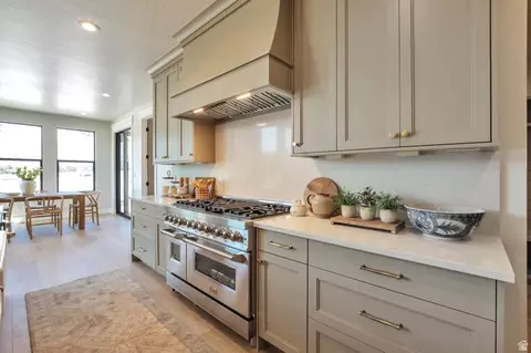 Kitchen - 286 W Summerhill Ln, Centerville, UT 84014 photo 5 of 5