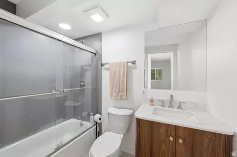 Bath - 4612 S 600 E, Murray, UT 84107 photo 6 of 7