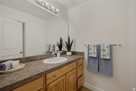 Bath - 403 E 475 N, Ogden, UT 84404 photo 3 of 4