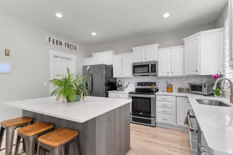 Kitchen - 236 E Summer Leaf Dr S, Draper, UT 84020 photo 2 of 3