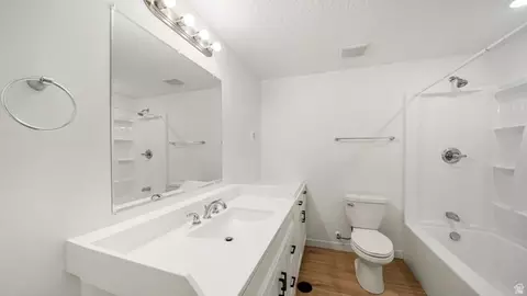 Bath - 1611 E Cottontail Dr, Eagle Mountain, UT 84005 photo 3 of 4