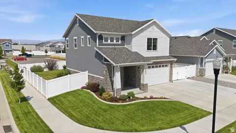 Exterior - 1644 W Red Pine Dr, Syracuse, UT 84075 photo 2 of 11