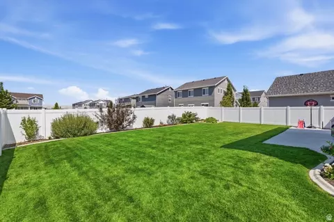 Exterior - 1644 W Red Pine Dr, Syracuse, UT 84075 photo 10 of 11