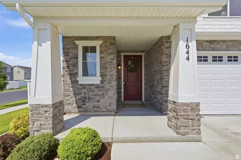 Exterior - 1644 W Red Pine Dr, Syracuse, UT 84075 photo 5 of 11