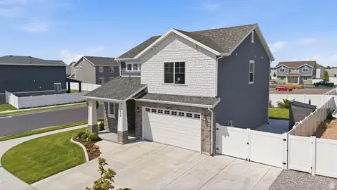 Exterior - 1644 W Red Pine Dr, Syracuse, UT 84075 photo 3 of 11
