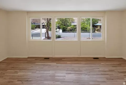 Living - 683 Mountainview Dr, Moab, UT 84532 photo 3 of 5
