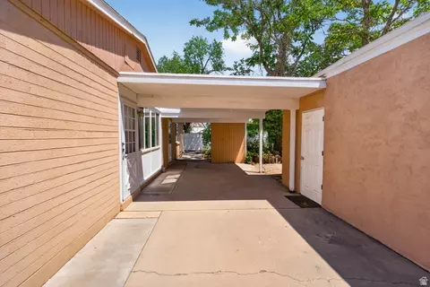Exterior - 683 Mountainview Dr, Moab, UT 84532 photo 4 of 10
