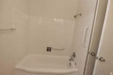 Bath - 683 Mountainview Dr, Moab, UT 84532 photo 2 of 3
